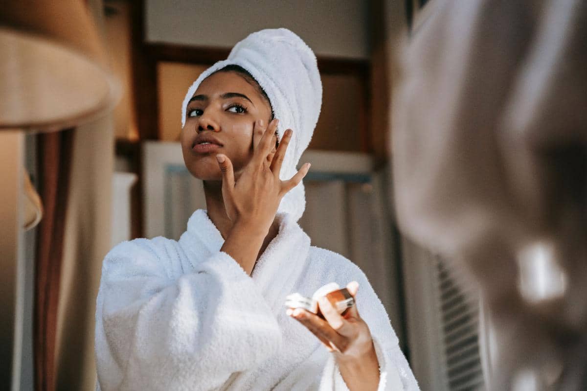 5 Rekomendasi Sunscreen Anti Aging agar Kulit Tampak Awet Muda
