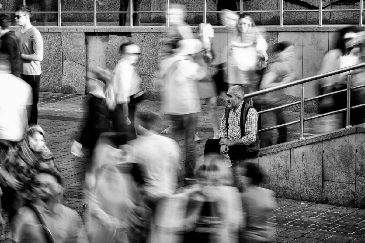 Ilustrasi Kesepian Ditengah Keramaian