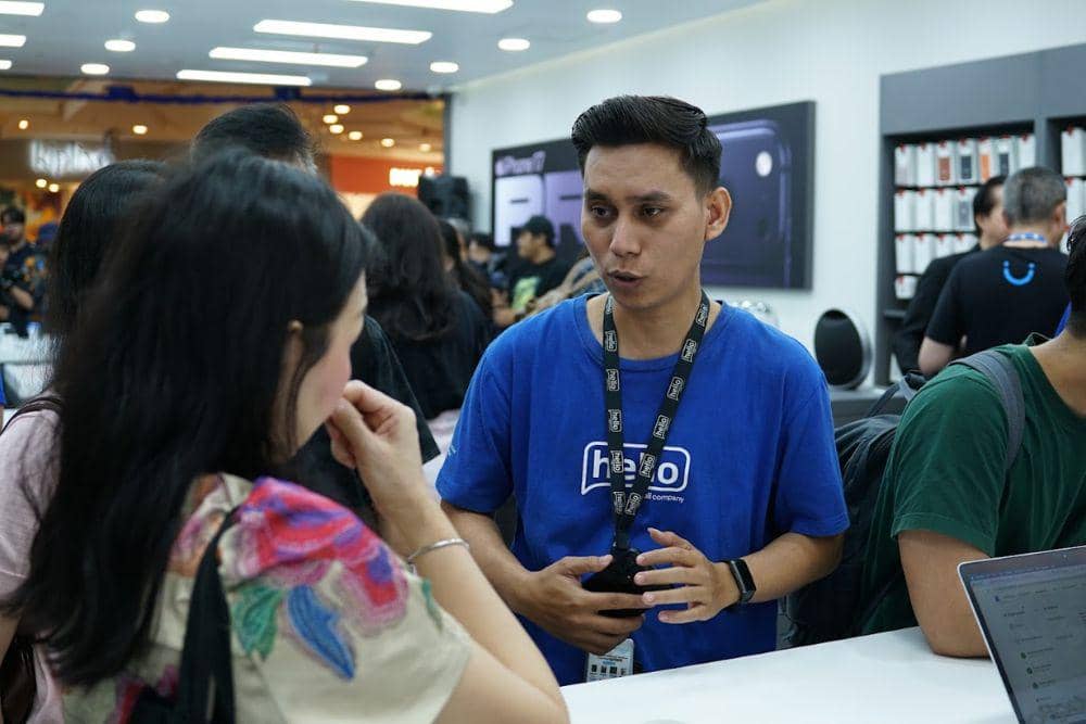 Tim hello Store Grand Indonesia menjelaskan berbagai produk Apple dalam kegiatan grand opening hello Store terbaru di Grand Indonesia
