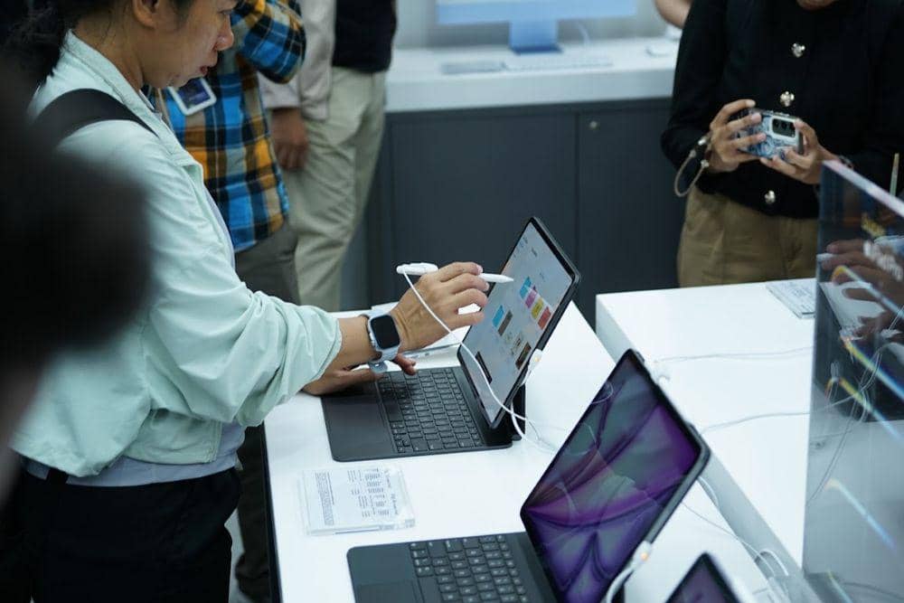 Mencoba produk Apple di hello Store Grand Indonesia
