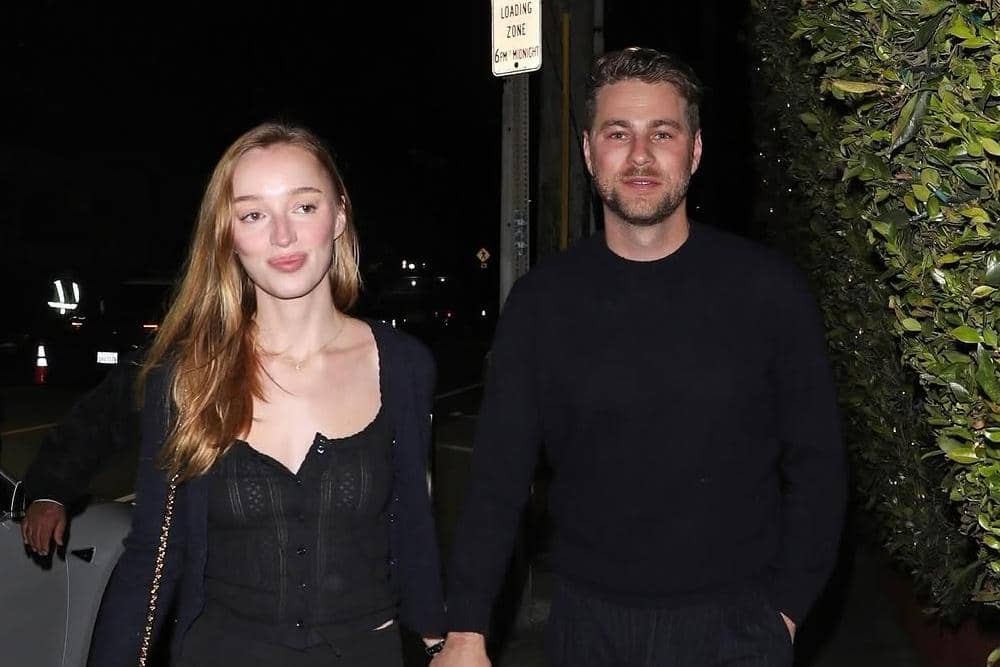 Phoebe Dynevor dan Cameron Fuller