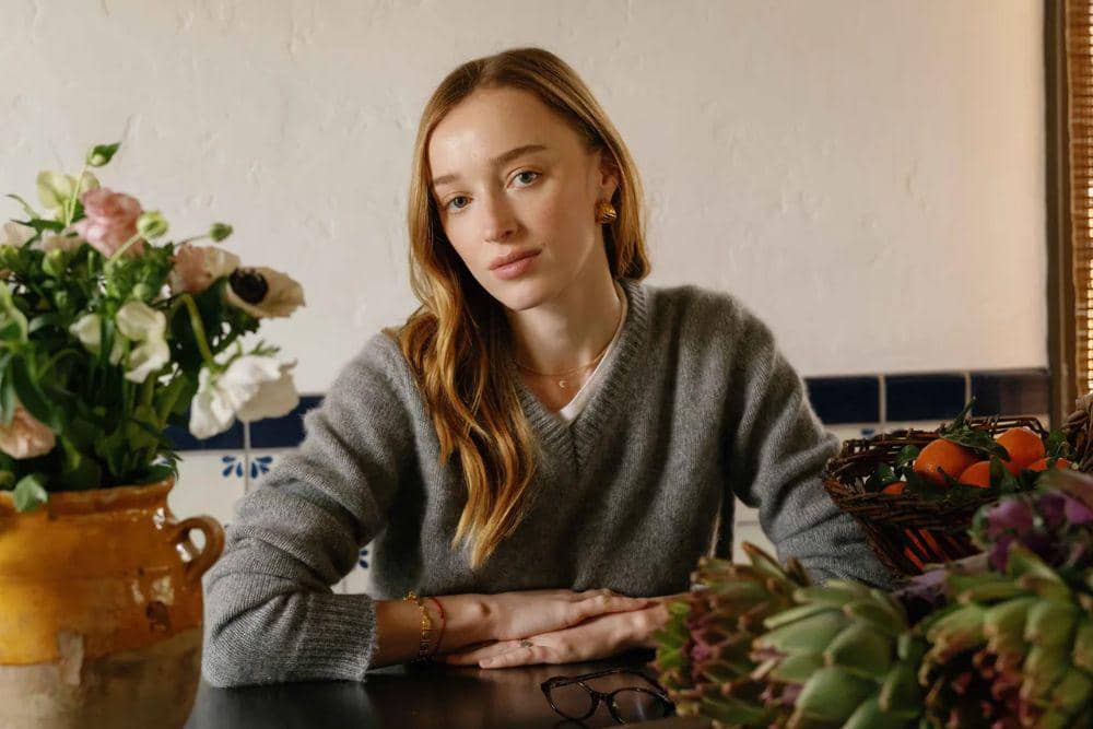 Profil Phoebe Dynevor, Bintang Bridgerton yang Resmi Menikah