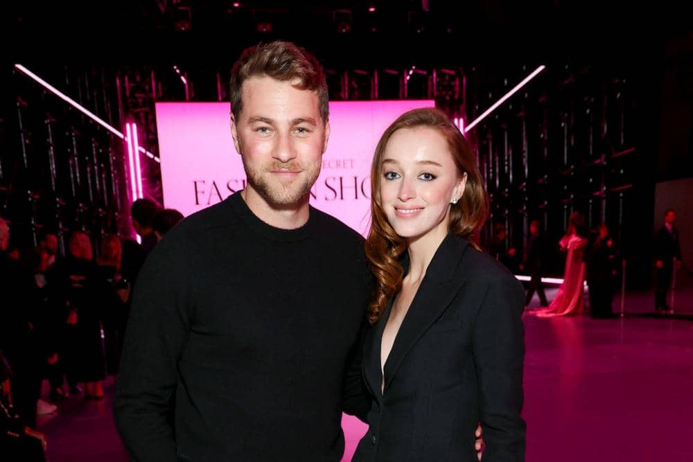 Phoebe Dynevor dan Cameron Fuller