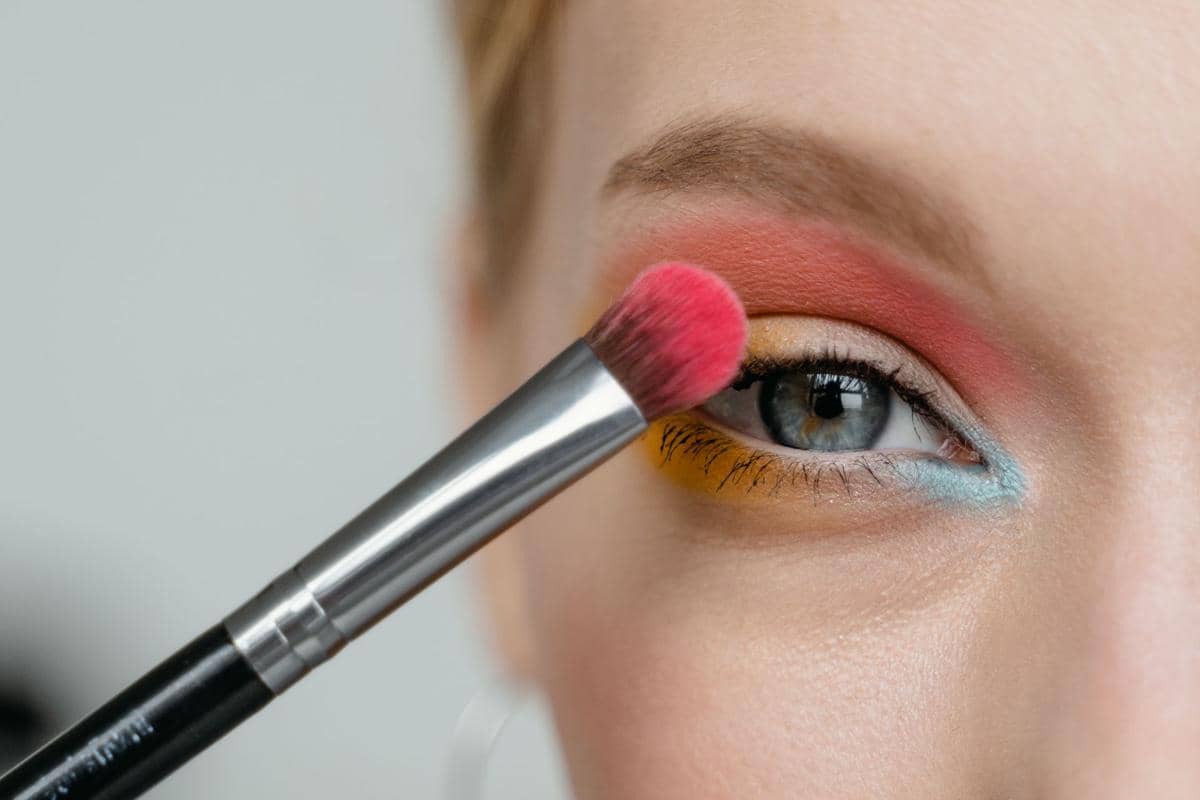 Urutan Memakai Eyeshadow agar Warnanya Lebih Rapi dan Menyatu
