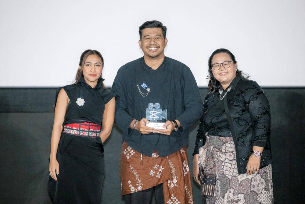 Ilham Setyawan, kreator asal Semarang, menerima penghargaan utama Best AI Micro Film untuk film pendek “Bayu” pada puncak CapCut AI Content Fest 2026.jpg