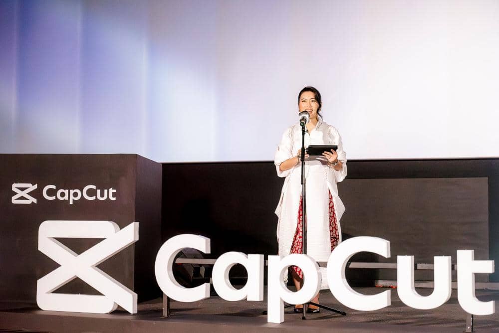 Jessica Wowor, Head of Content Operations, CapCut Indonesia, menyampaikan sambutan pembuka di hadapan komunitas kreator dan tamu undangan pada puncak CapCut AI Content Fest 2026 di CGV Grand Indonesia, Jakarta.jpg