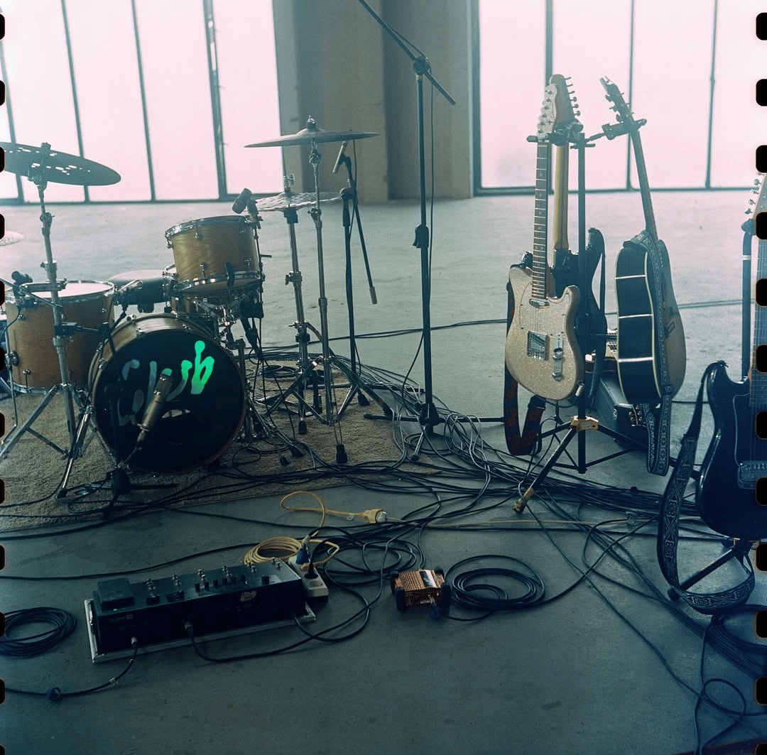 Personel Reality Club memainkan instrumen dalam live session album “Who Knows Where Life Will Take You?”