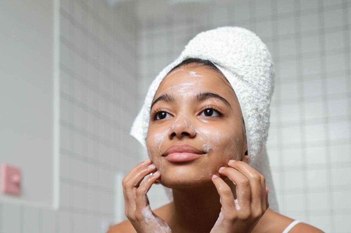 5 Cleansing Oil Non Comedogenic, Tak Perlu Khawatir Jerawat!