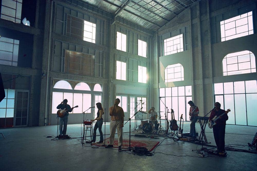 Personel Reality Club tampil dalam sesi live yang menangkap energi, spontanitas, dan rawness album keempat mereka.