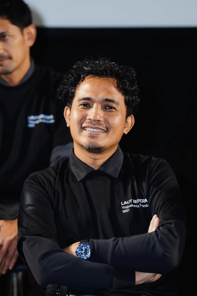 Yosep Anggi Noen berbicara dalam konferensi pers peluncuran trailer dan poster resmi film Laut Bercerita.