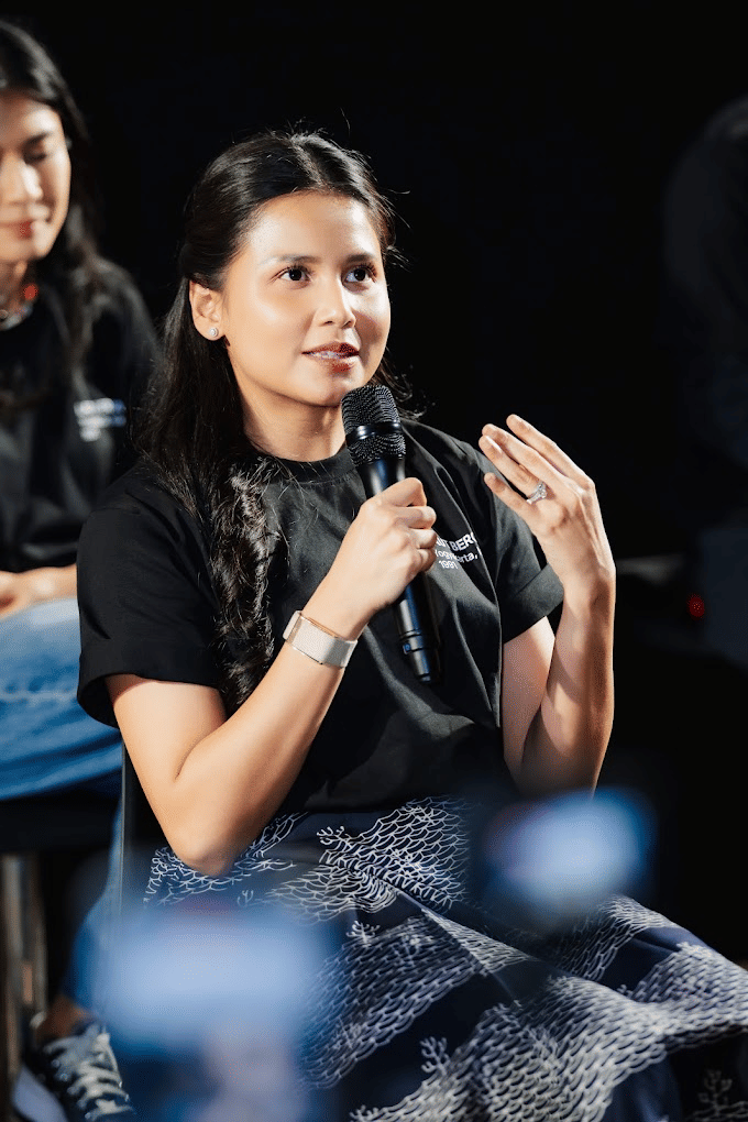 Yunita Siregar, pemeran Asmara Jati, menghadiri konferensi pers peluncuran trailer dan poster film Laut Bercerita.