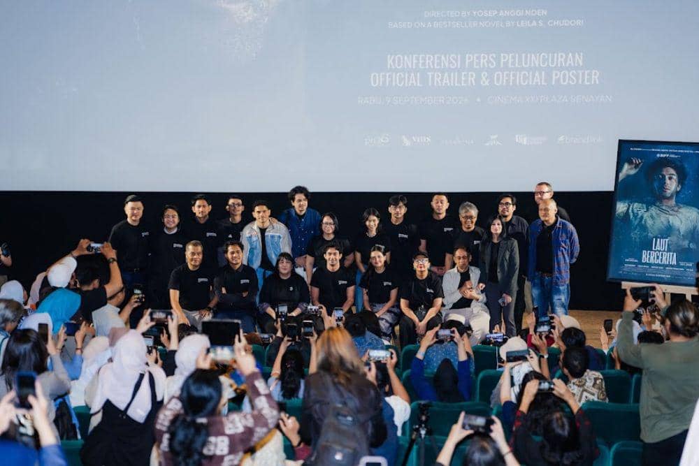 Para sineas dan pemeran film Laut Bercerita berfoto bersama di konferensi pers peluncuran trailer serta poster resmi.