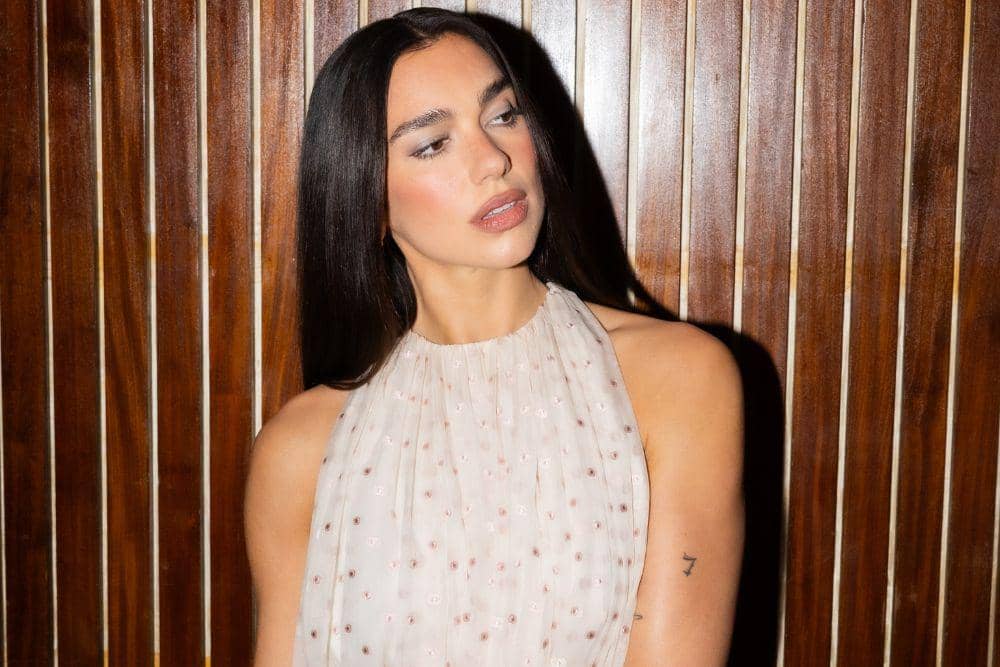 Intip Soft Glam Eye Makeup a la Dua Lipa, Stunning!