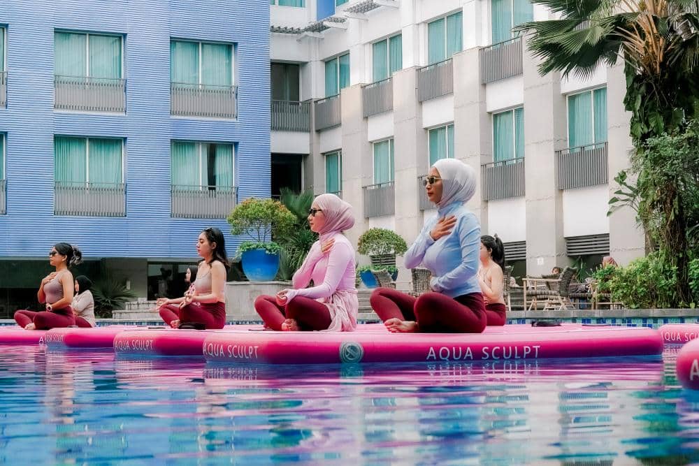 Recharge Energi Minggu Sore lewat Floating Yoga Bareng Popbela X Yummy Community