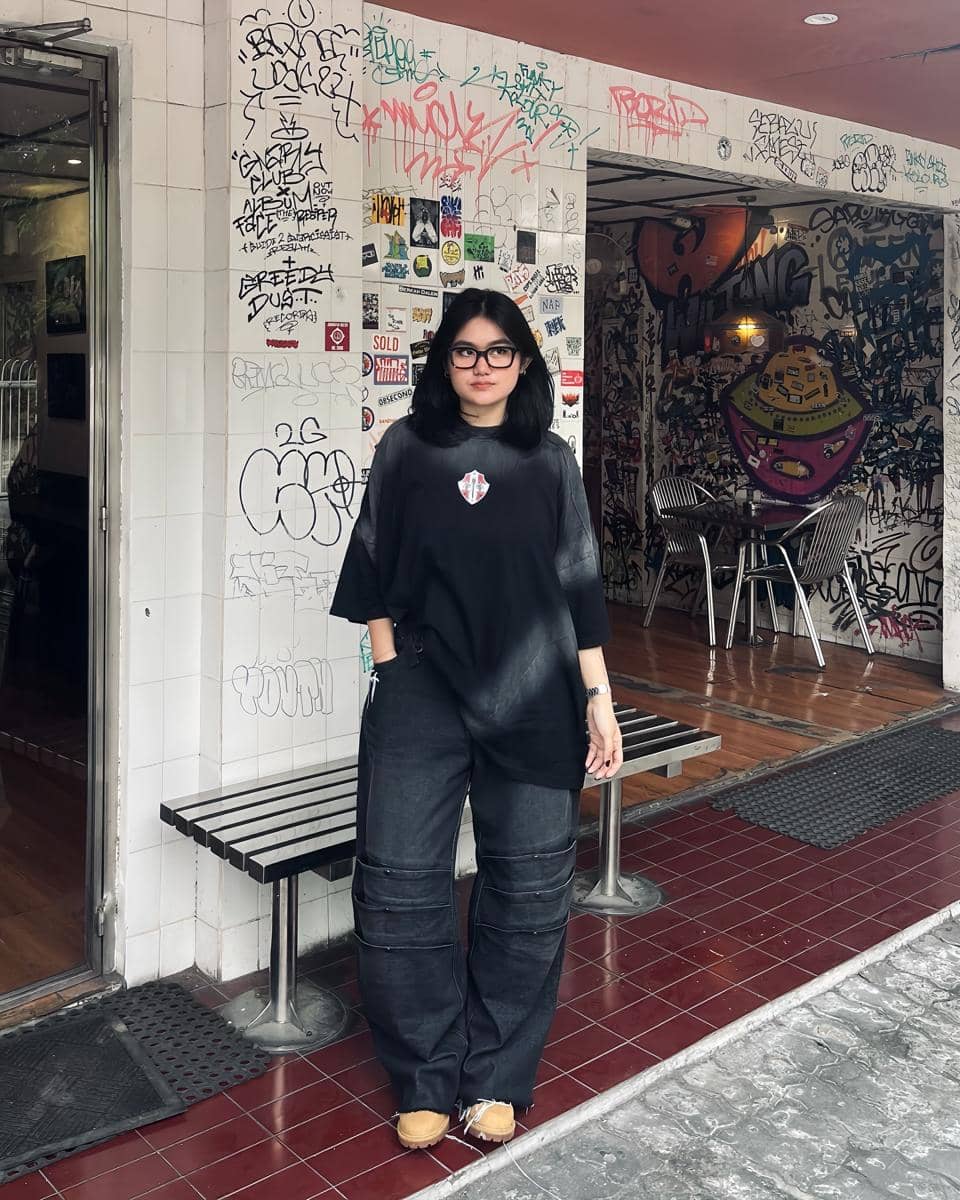 outfit konser pakai kaus oversized