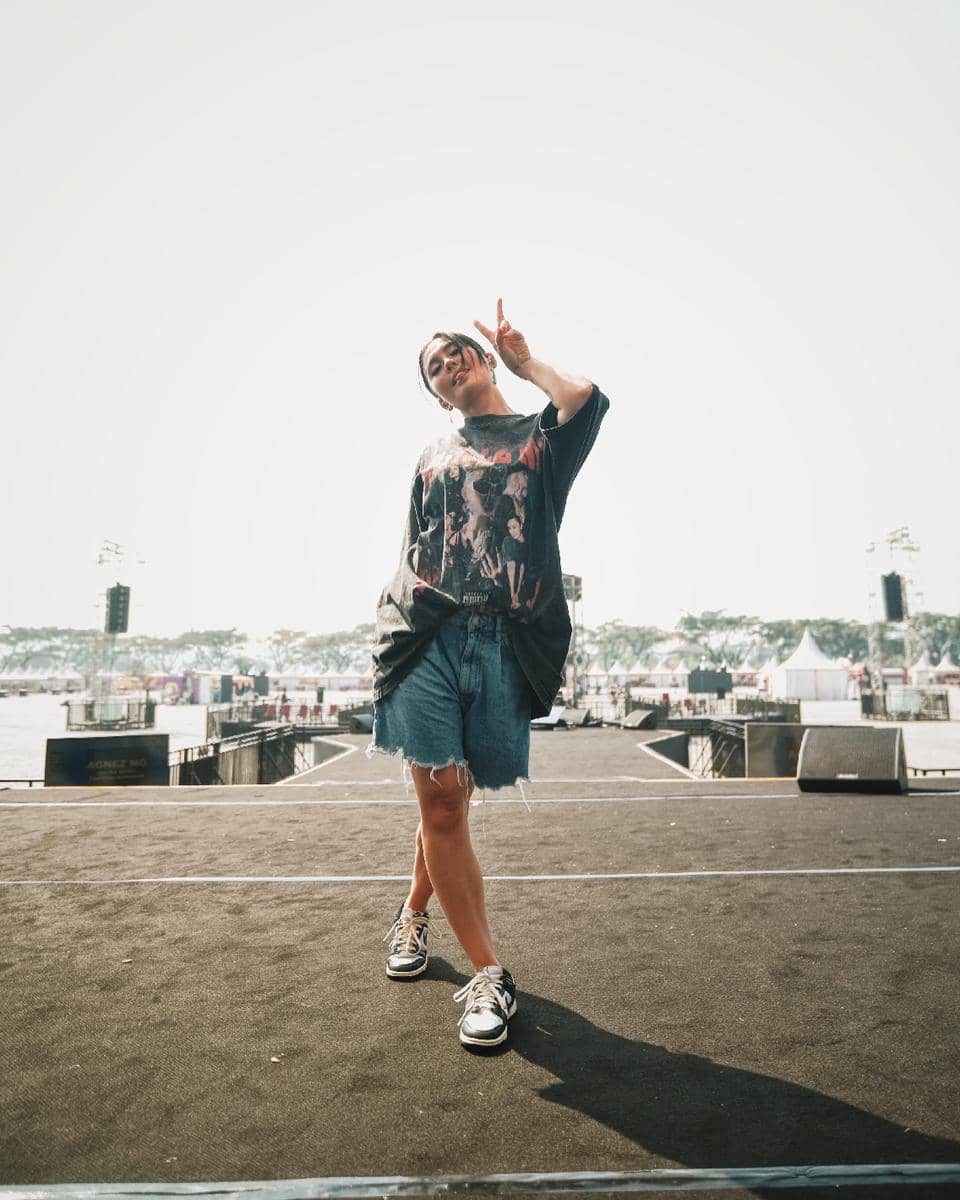 outfit konser pakai kaus oversized