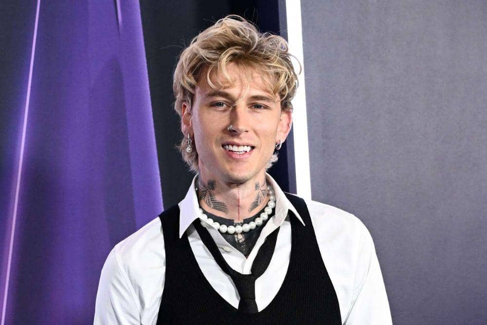Profil Machine Gun Kelly yang Dirumorkan Pacaran dengan Dakota Johnson