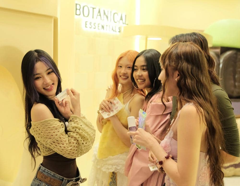 Aktivitas Girl Group Marbles Selaku Brand Ambassador Botanical Essentials Saat Mencoba Gacha di Acara Launching Product Hair & Body Moodshake Mist..JPG