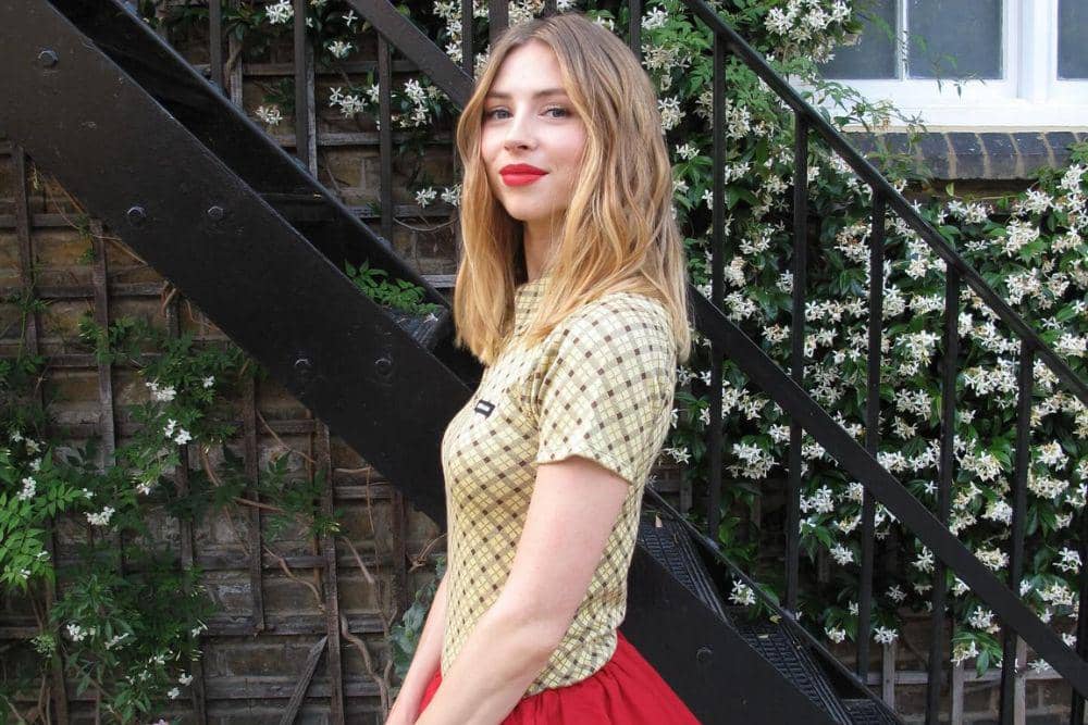 Dari Soft hingga Bold, Intip Makeup Look Hermione Corfield yang Stunning