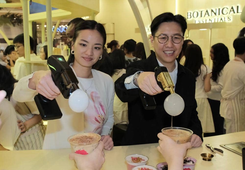 Lydia Wiranata, Founder Botanical Essentials, Saat Meracik Nika Coffee Cloud Dengan Kombinasi Foam dan Bubble Menyerupai Awan..JPG