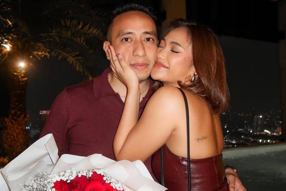 Kisah Cinta Marion Jola dan Dennis Talakua