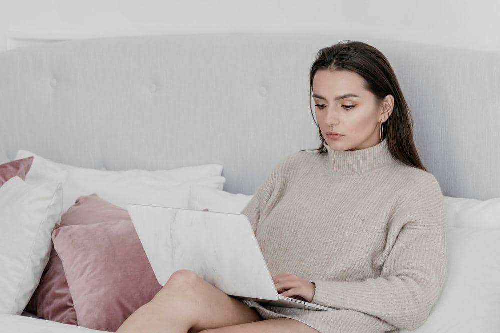 Tech Neck Bikin Leher Kaku? Coba 5 Peregangan Simpel Ini