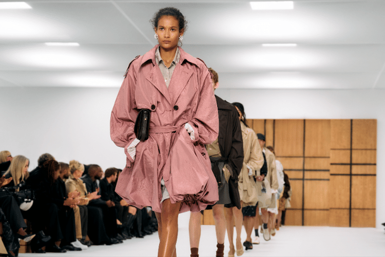 Burberry Summer 2027, Heritage Inggris yang Tampil Lebih Playful