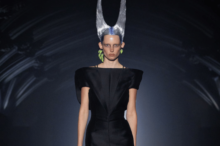 Perpaduan Gothic dan London Rave Tampil di Alexander McQueen SS27
