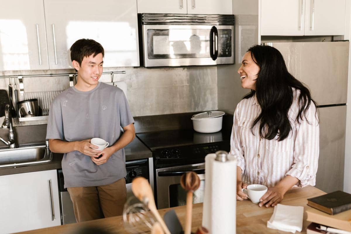 Pasangan ngobrol di dapur