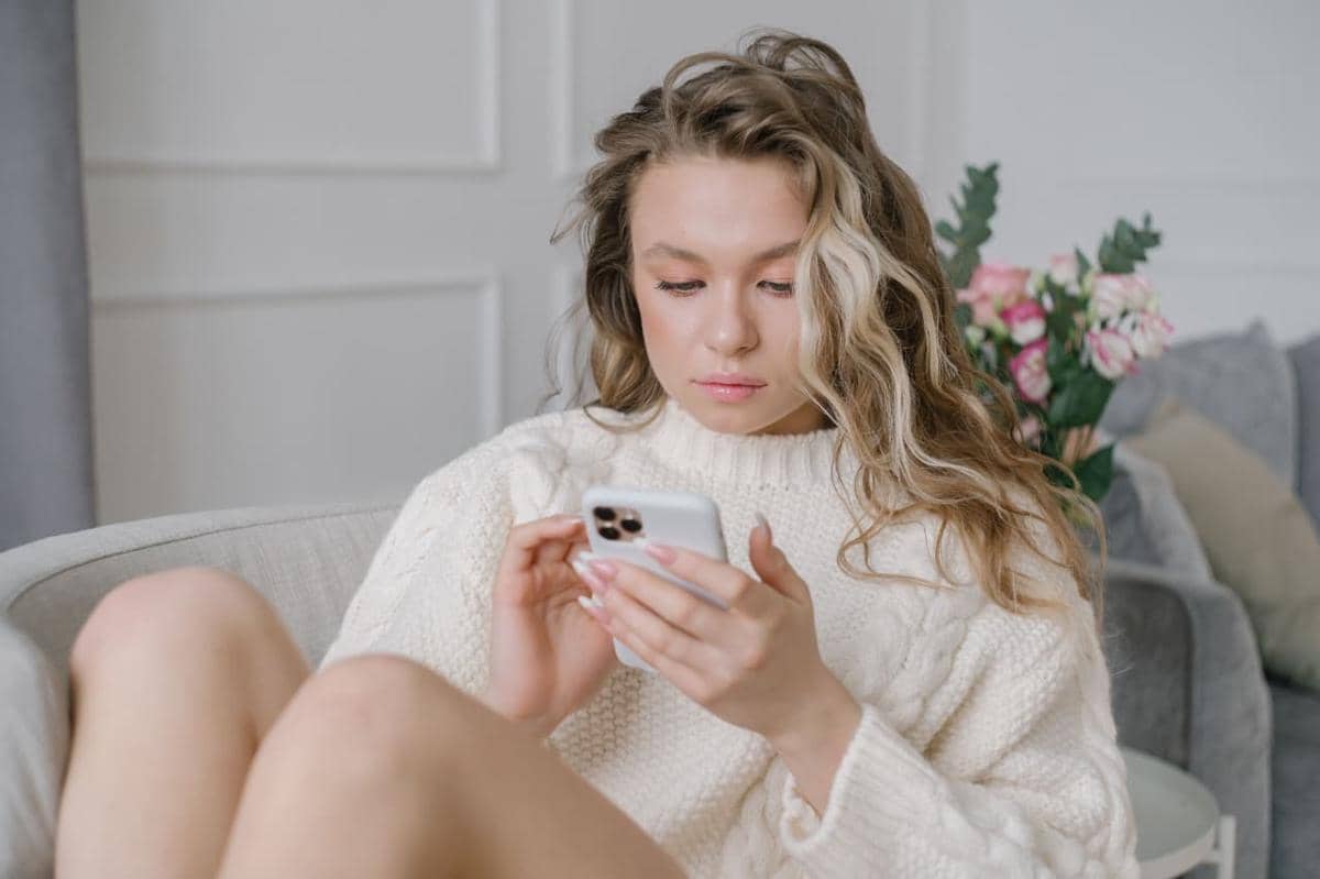 7 Dampak Screen Time Terhadap Kesehatan Mental Orang Dewasa