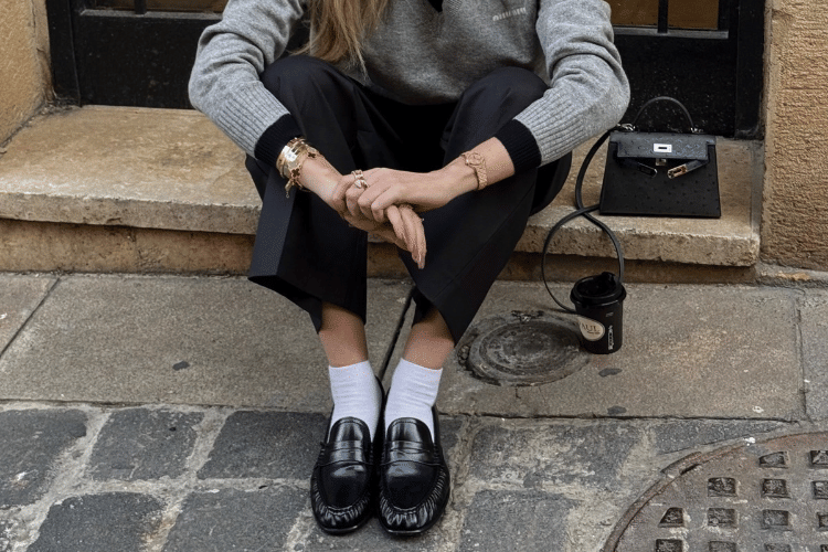 Mix & Match Warna Kaos Kaki yang Cocok dengan Celana Hitam