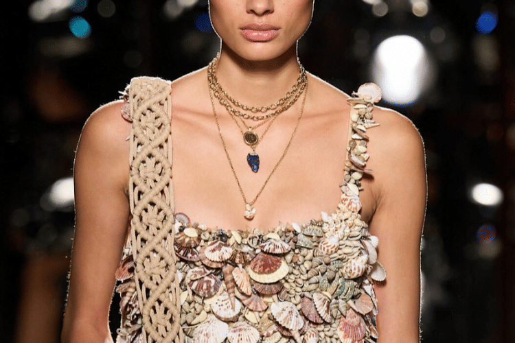 5 Rekomendasi Liontin Cewek Terbaik dari Runway Fashion Week