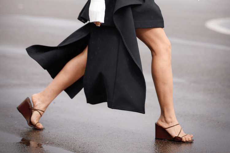 5 Ide Seru Padu-padan Sepatu Kantor Cewek Wedges, Tetap Proper!