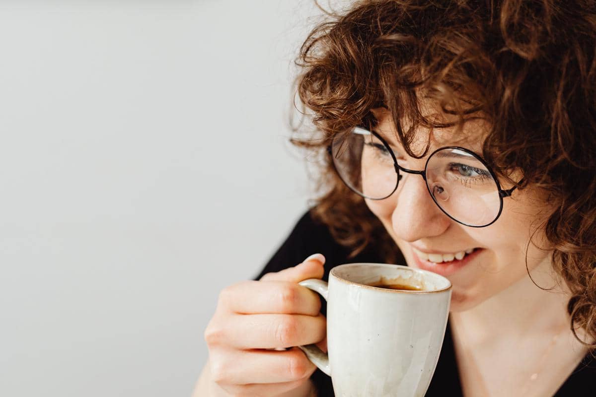 5 Tips Merawat Gigi bagi Kamu yang Sering Minum Kopi dan Teh