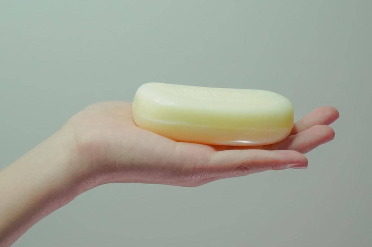 cara membersihkan perhiasan dengan bahan alami