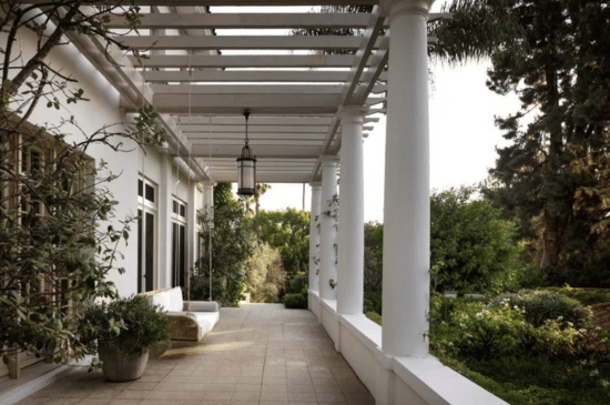 Angelina Jolie Jual Rumah Mewah di Los Angeles