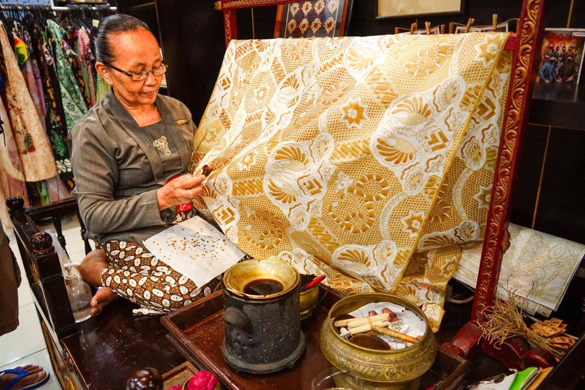 17 Tema Hari Batik Nasional 2026 yang Menarik dan Berkesan