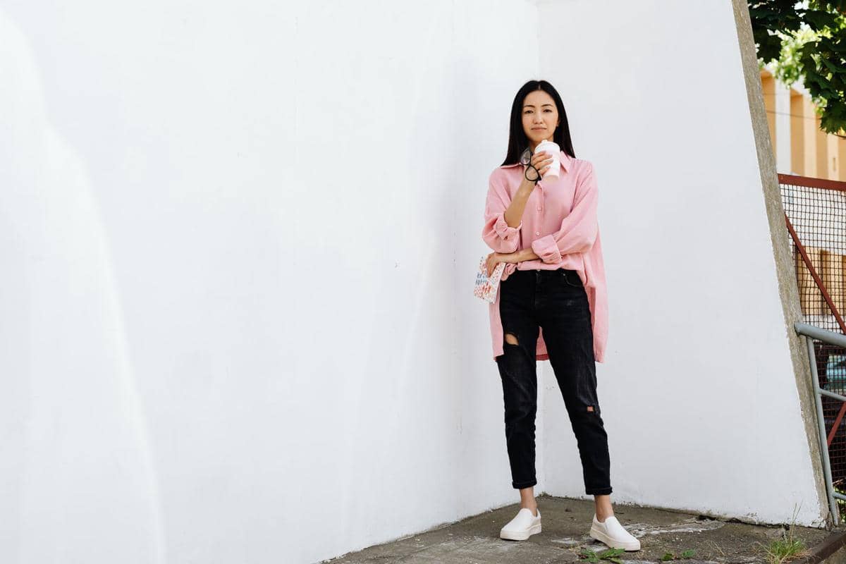 Ilustrasi kemeja oversized (pexels.com/https://kaboompics.com/)