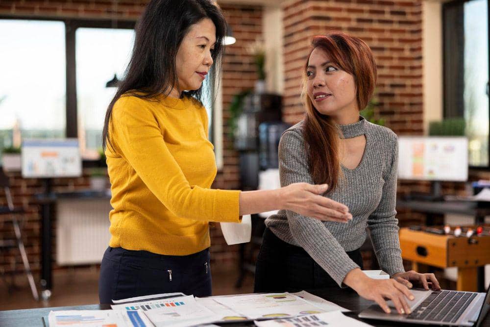 Biar Nggak Makan Hati, Ini 7 Cara Menghadapi Rekan Kerja yang Bossy!