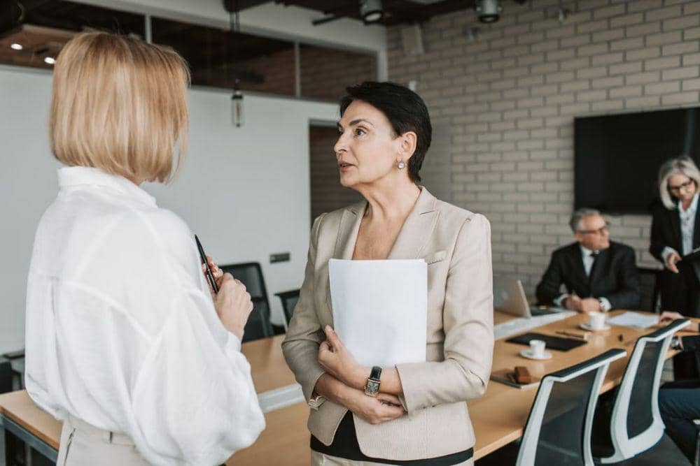 Biar Nggak Makan Hati, Ini 7 Cara Menghadapi Rekan Kerja yang Bossy!