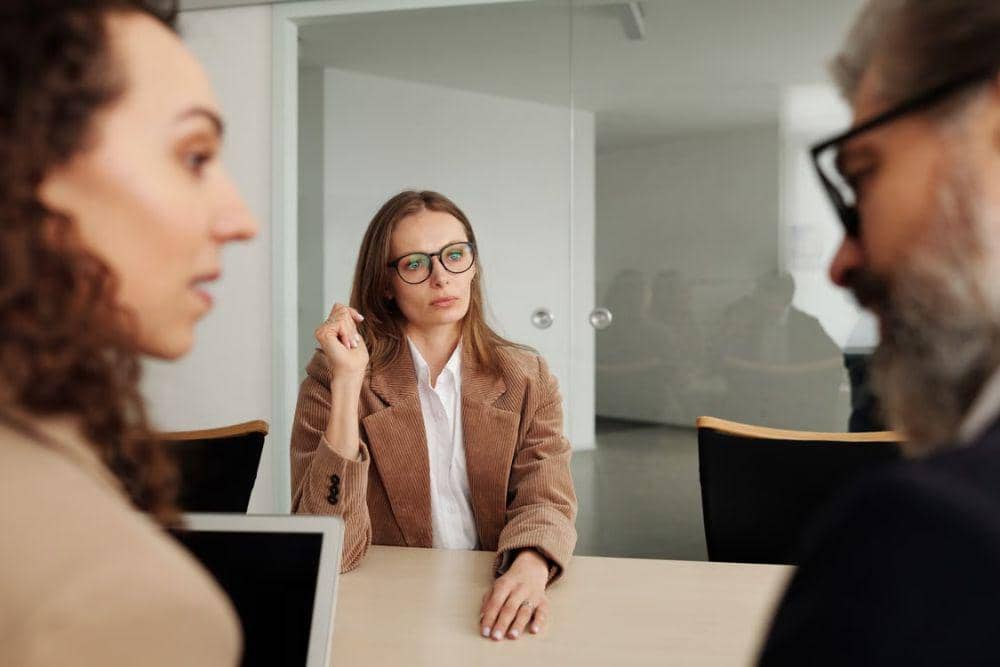 Biar Nggak Makan Hati, Ini 7 Cara Menghadapi Rekan Kerja yang Bossy!