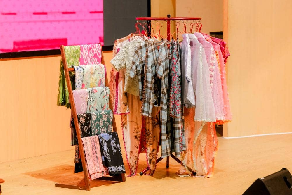 Mix & Match Kain Tradisional untuk Daily Look ala Cynthia Riza dan Nona Srikaya