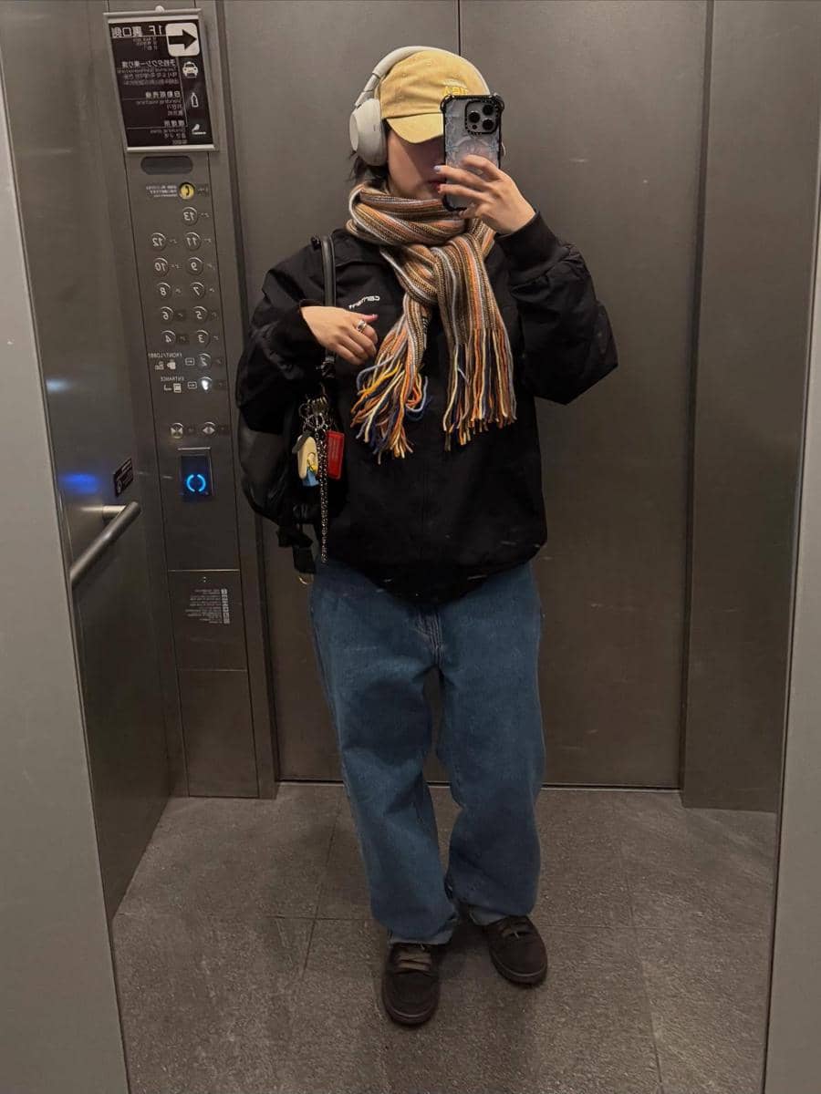 Seulgi Kaus Hitam Celana Raw Jeans
