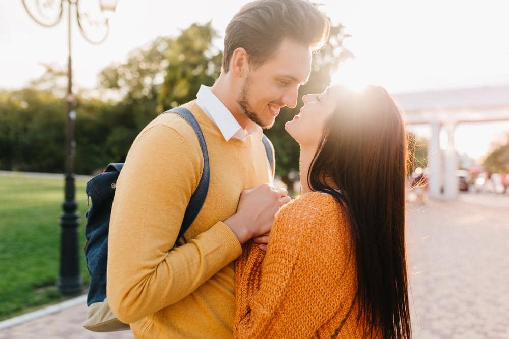 5 Zodiak yang Lebih Menunjukkan Rasa Cinta Melalui Tindakan