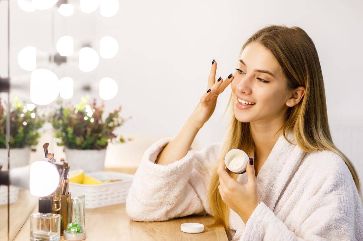 ilustrasi menggunakan skincare