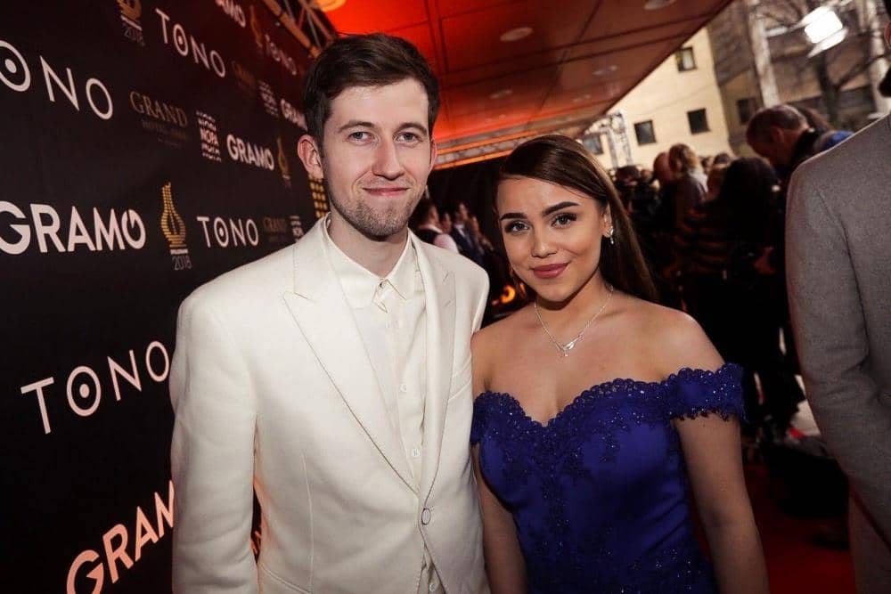 Resmi Bertunangan, Begini Kisah Cinta Alan Walker dan Viivi Niemi!