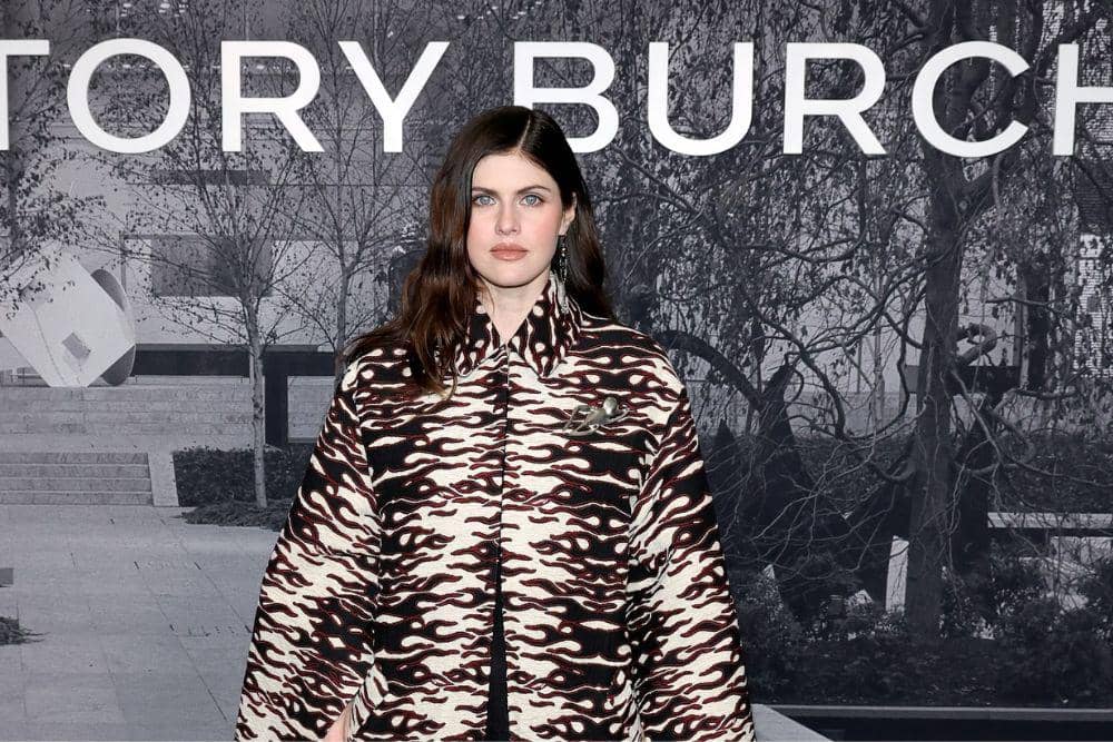Intip Gaya Rambut Alexandra Daddario yang Elegan untuk Berbagai Acara