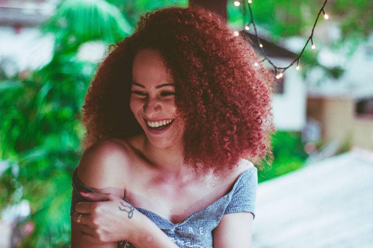 5 Rekomendasi Warna Rambut Merah Maroon untuk Kulit Gelap