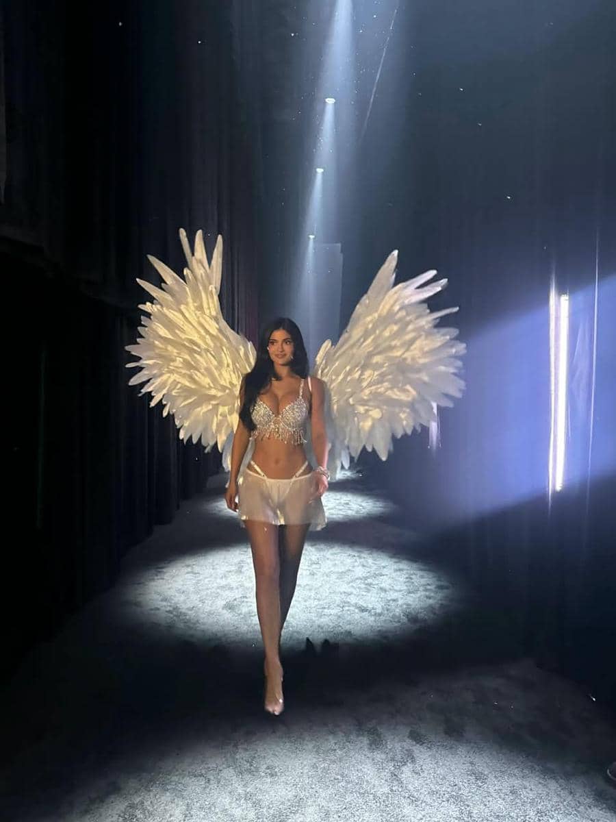 Fakta menarik Kylie Jenner pakai bra 900 miliar