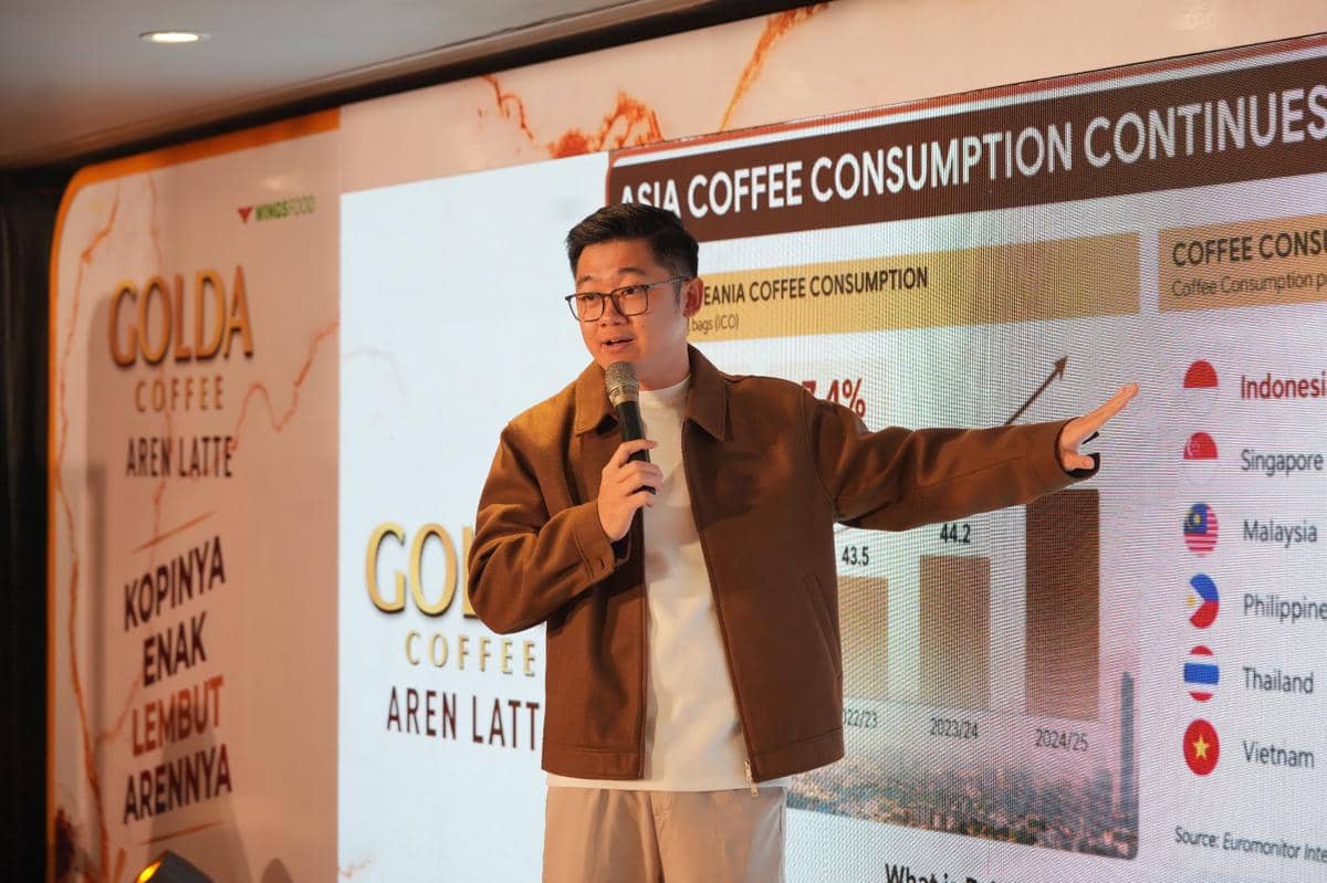 Brian Hartono, Senior Brand Manager GOLDA Coffee memaparkan Brand Presentation di Press Launch GOLDA Coffee Aren Latte.JPG